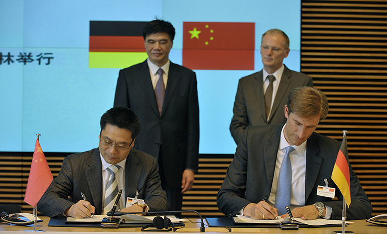 王剑峰与普瑞公司拉尔夫 谢夫尔斯博士在并购条约上签字。。。 官网使用.jpg