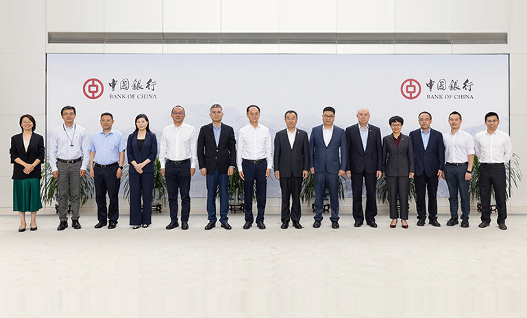 腾博会官网集团董事长王剑峰（右边第六位） 官网使用.jpg